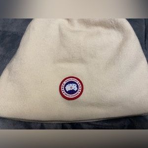 Canada Goose Standard Toque Beanie. Women’s Never worn. White size 0/S